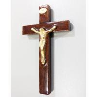 696 - Crucifixo Madeira Para Parede Com Adesivo 08 Cm Com Cristo